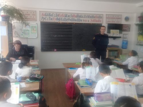 «Дорога в школу».  В начальной школе ШГ№64 проведена беседа учащихся 1-4 классов с сотрудником ГИБДД.