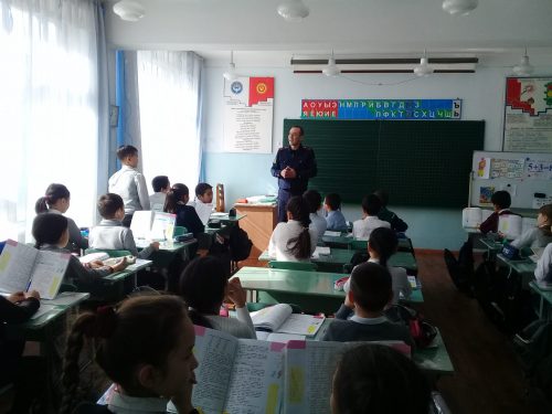 В феврале месяце инспектор УПСМ по ГУВД г.Бишкек старший лейтенант Таштанов Б. А провел беседу с учащимися начальной школы о безопасности дорожного движения.