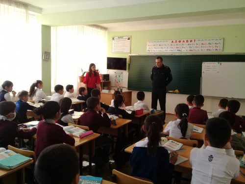 В феврале месяце инспектор УПСМ по ГУВД г.Бишкек старший лейтенант Таштанов Б. А провел беседу с учащимися начальной школы о безопасности дорожного движения.